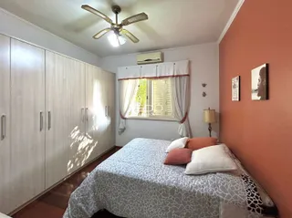 Quarto com armários embutidos e piso de madeira em uma residência.