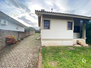 Fachada de uma casa em Lajeado, Brasil, com um caminho de tijolos e gramado.