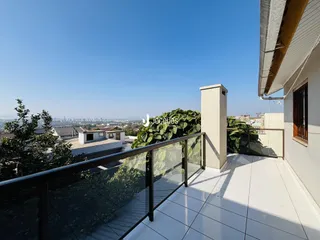 Varanda com vista panorâmica da paisagem urbana de Lajeado.