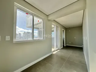 Vista de um corredor com grande janela de um imóvel em Lajeado.