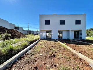 Vista externa de uma casa branca em terreno em Lajeado, Brasil.