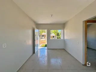Hall de entrada com piso de cerâmica e parede branca.