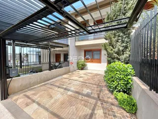 Área externa pavimentada com piso de tijolos no imóvel em Lajeado.