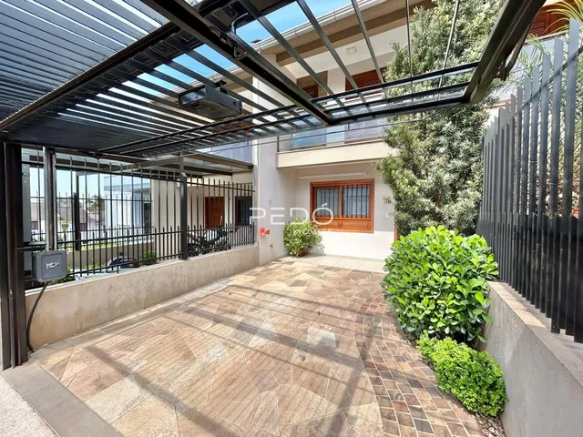 Área externa pavimentada com piso de tijolos no imóvel em Lajeado.