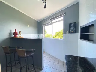 Interior de uma área com bancada e janela em um imóvel no Brasil.