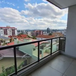 Varanda com vista para a paisagem urbana de Lajeado.