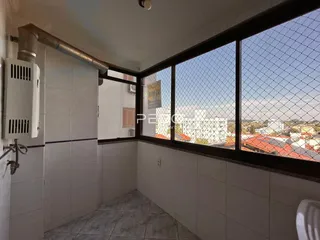 Parede interna com janela grande de vista para o horizonte.