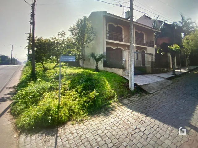 Fachada de uma residência em Lajeado, Brasil, com vegetação ao redor.