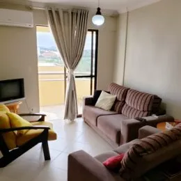 Foto de uma sala de estar com grandes janelas que oferecem uma vista panorâmica.