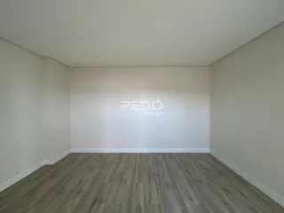 Foto de um ambiente interno com piso de madeira clara.