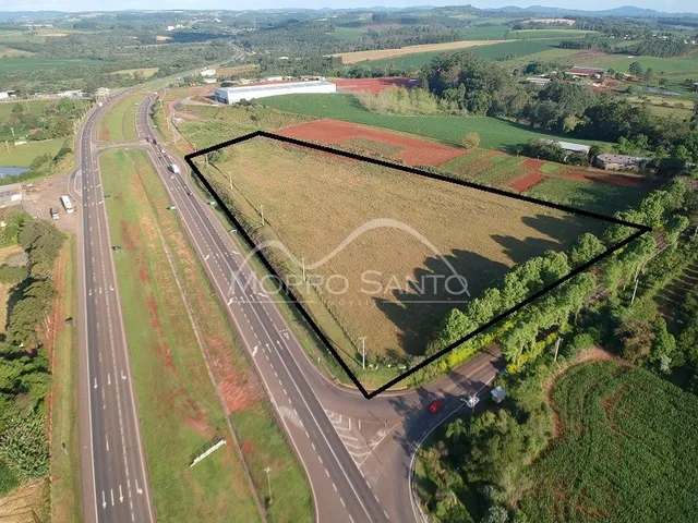 Vista aérea de um terreno com estradas e áreas verdes na região de Lajeado.