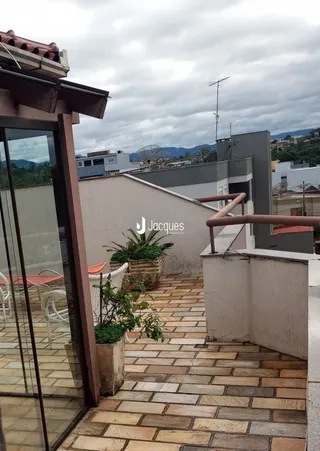 Vista da fachada externa de uma propriedade com piso de tijolos.