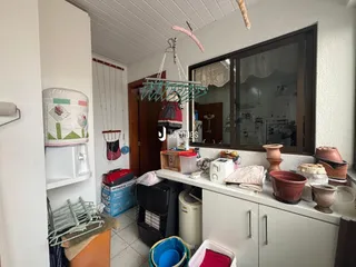Interior de um cômodo com janela e porta em uma residência.
