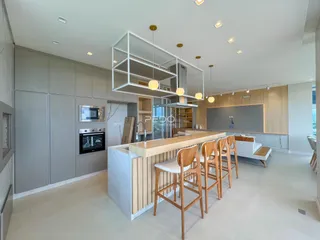 Vista de uma cozinha moderna com ilha e armários em um imóvel no Brasil.