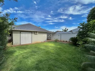 Fachada de uma casa com quintal gramado em Lajeado, Brasil.