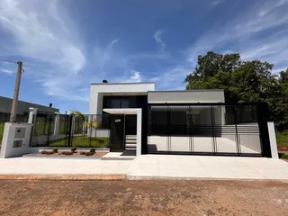 Fachada moderna de uma residência com estrutura escura e base clara em Lajeado, Brasil.