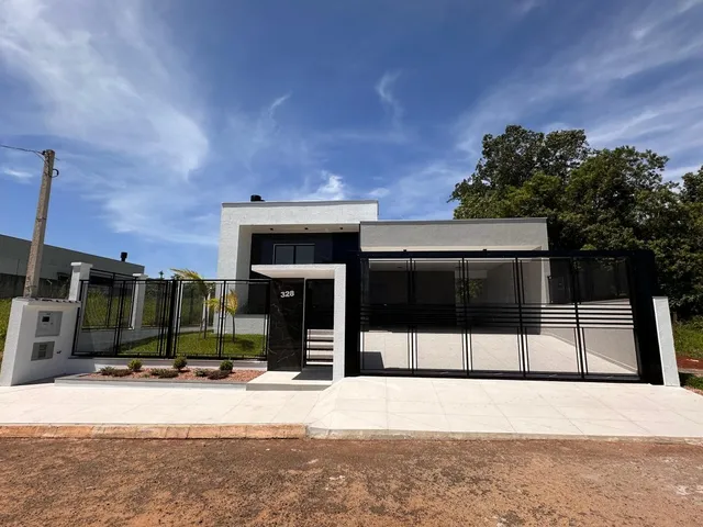 Fachada moderna de uma residência com estrutura escura e base clara em Lajeado, Brasil.