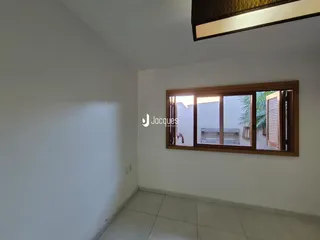 Ambiente interno com paredes brancas e piso de cerâmica claro.