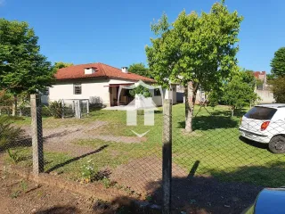 Vista externa de uma residência em Lajeado, Brasil, com jardim e cerca.