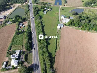 Vista aérea de uma propriedade rural com campos e estradas em Lajeado.