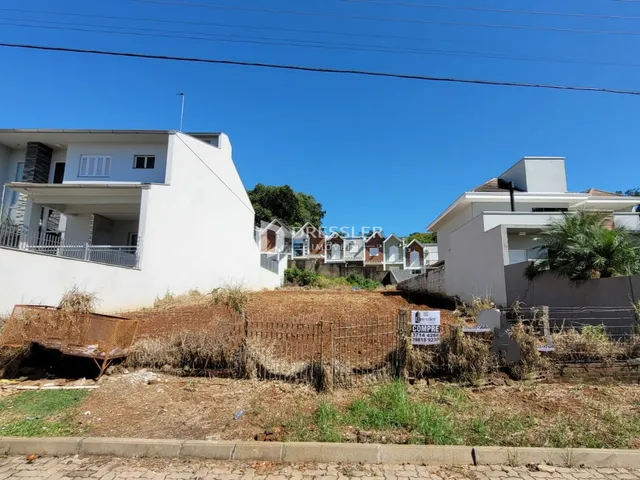 Fachada de um imóvel em Lajeado, Brasil, com terreno em primeiro plano.