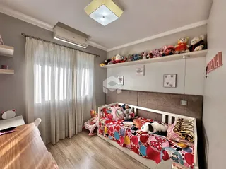Quarto com cama e cabeceira em um ambiente claro.