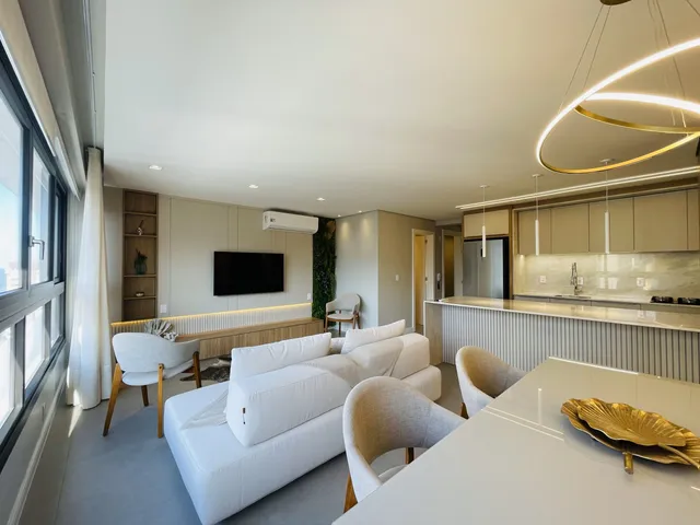 Sala de estar moderna com grandes janelas e decoração contemporânea.