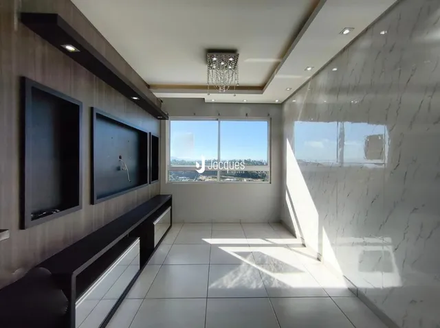 Vista interna de uma sala de estar moderna com grande janela.