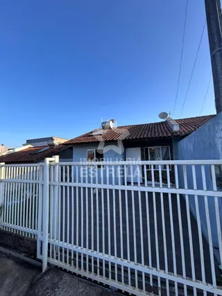 Casa geminada com 2 dormitórios