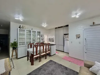 Interior de uma sala de jantar com armários e paredes brancas.