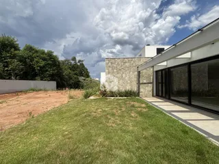Fachada de uma casa moderna com jardim gramado.