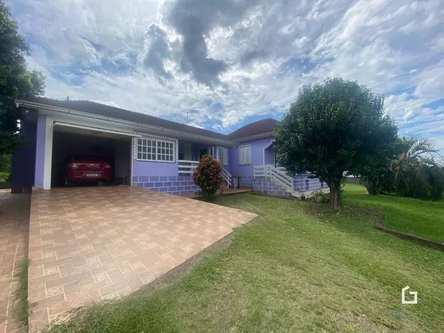 Fachada de uma casa em Lajeado, Brasil, com jardim e entrada pavimentada.