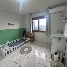 Foto de um quarto com cama e janela mostrando o interior da propriedade.