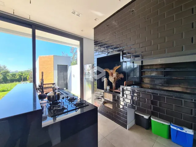 Vista da cozinha de uma residência em Lajeado, Brasil, com acesso ao exterior.