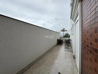 Vista externa de um pátio entre duas edificações em Lajeado.