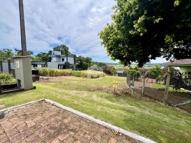 Vista externa de um terreno com gramado e cerca em Lajeado, Brasil.