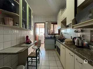 Vista da cozinha e área de jantar de um imóvel em Lajeado.
