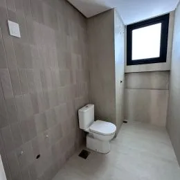 Foto de um ambiente interno mostrando um vaso sanitário em um cômodo.