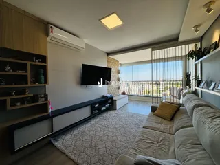 Sala de estar moderna com vista para a paisagem.