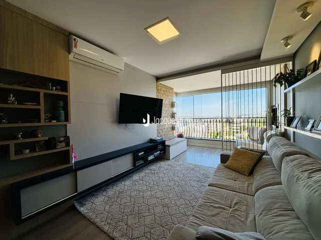 Sala de estar moderna com vista para a paisagem.