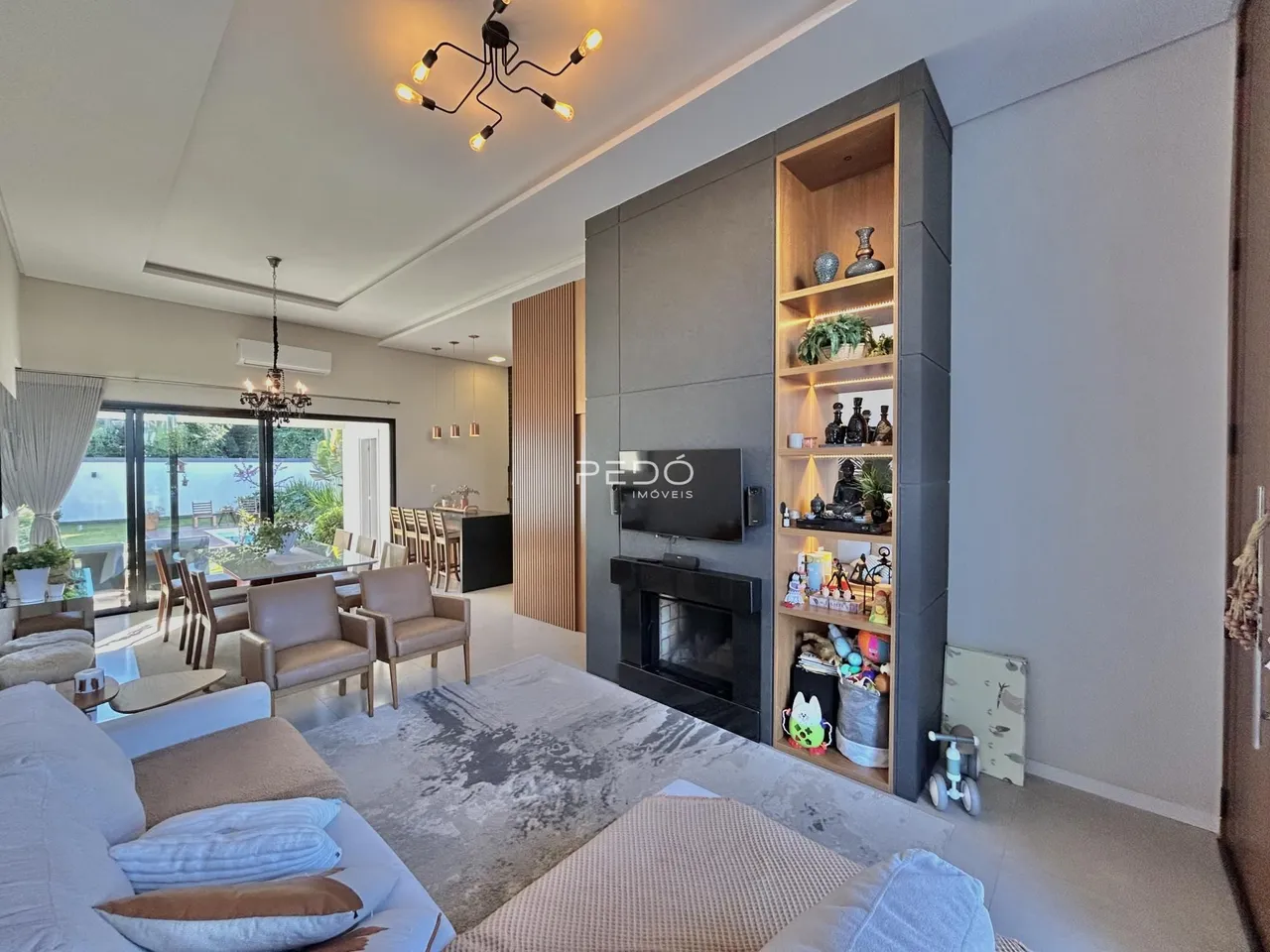 Sala de estar com grandes janelas e decoração moderna.