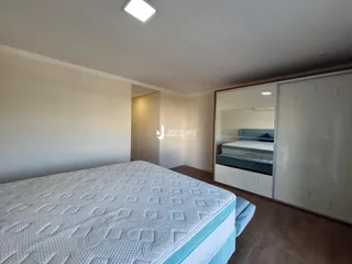 Quarto com cama e armário em ambiente interno.