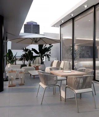 Sala de estar moderna com mobiliário de vime e vidro.