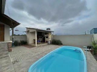 Foto da fachada de uma residência com piscina no Brasil.
