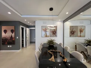 Ambiente amplo de sala de jantar com decoração moderna.