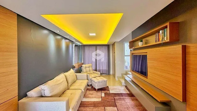 Sala de estar com decoração moderna e painéis de madeira.