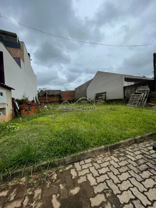Foto da fachada de uma residência em Lajeado com grama alta no primeiro plano.