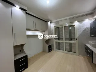 Esta é uma foto de uma cozinha com armários modernos e piso de madeira clara.