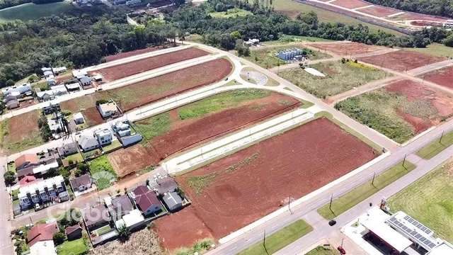 Vista aérea de um terreno rural com campos e estradas em Lajeado, Brasil.