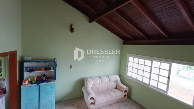 Sala de estar com sofá e janela de grade.